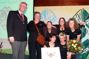 uitreiking van de Roos vanElisabeth Theatergroep Zorgbehang kl
